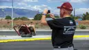Seorang pejalan kaki mengambil foto keranjang balon udara yang jatuh di Albuquerque, New Mexico, Amerika Serikat, Sabtu (26/6/2021). Manurut sejumlah saksi mata, balon udara jatuh ke tanah dalam keadaan yang benar-benar kempis. (AP Photo/Andres Leighton)