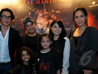 Sejumlah pemain dan sutradara film WEWE saat menghadiri gala premiere film yang mengangkat mitologi setan dari Indonesia tersebut di Epicentrum XXI, Jakarta, Senin (13/4/2015). (Liputan6.com/Faisal R Syam)