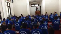 Para jukir liar saat mendengarkan tausiyah dari Ketua MUI Kota Tasikmalaya KH Aminudin Bustomi, 21 Mei 2025. (Dok. Polres Tasikmalaya).