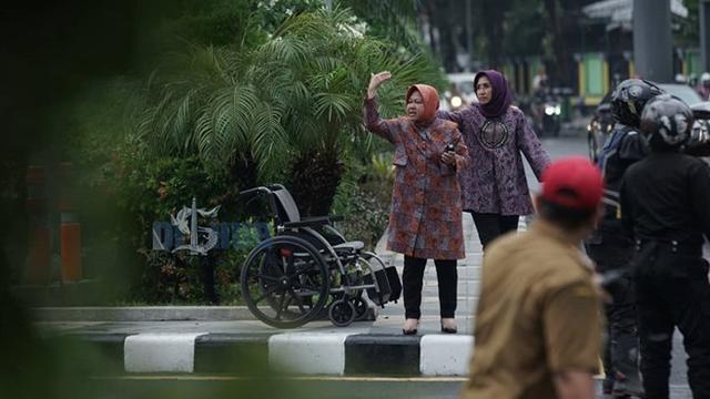 Meski Hujan, Ini 5 Potret Tri Rismaharini Atur Lalu Lintas di Simpang Darmo Surabaya