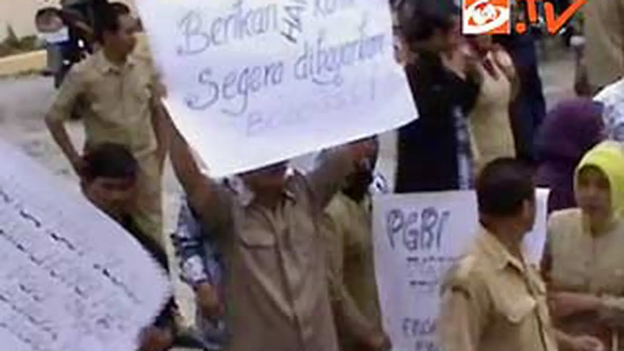 111221terk3_demo-guru.jpg