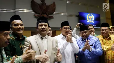Menteri Agama Lukman Hakim Saifuddin (tiga kanan) usai rapat dengan Komisi VIII DPR di Jakarta, Senin (12/3). Rapat membahas pengesahan Biaya Penyelenggaraan Ibadah Haji (BPIH) 2018. (Liputan6.com/JohanTallo)