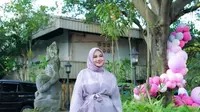 Inspirasi Model Kebaya Elegan untuk Perempuan Berhijab, Aurel Hermansyah hingga Putri Delina