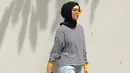Style kasual seringkali menjadi pilihan Tantri dalam setiap penampilannya. Kali ini, dengan hijab hitamnya Tantri memadukannya dengan ripped jeans dan kaus garis-garis. Ia pun makin kece dengan sneakers putihnya. (Instagram/tantrinamirah)