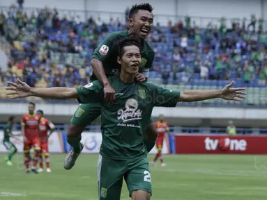 Striker Persebaya, Rishadi Fauzi, merayakan gol yang dicetaknya ke gawang Martapura FC pada laga semifinal Liga 2 2017 di Stadion GBLA, Bandung, Sabtu (25/11/2017). Persebaya menang 3-1 atas Martapura FC. (Bola.com/Vitalis Yogi Trisna)