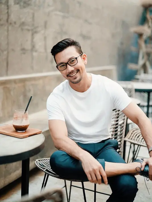 Memadukan kaos dan celana slim fit serta sepatu berwarna hitam, penampilan Denny Sumargo pun terlihat kasual. Bahkan, ia hanya menambahkan kacamata dan jam tangan saja sebagai aksesoris saat tengah bersantai di sebuah kafe. (Liputan6.com/IG/@sumargodenny)