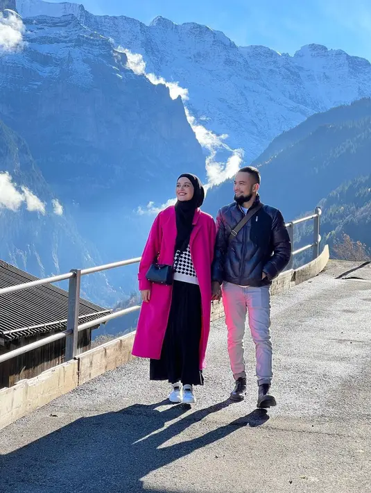 Tak hanya di kereta, pasangan yang menikah pada 17 November 2013 ini juga menikmati suasana pegunungan. (Foto: Instagram/@shireensungkar)