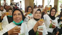 Pedagang jamu dalam kegiatan "Ayo Minum Jamu" dengan mengundang 100 pedagang jamu ke Pabrik Sido Muncul di kawasan Ungaran, Semarang, Kamis (30/5/2024).