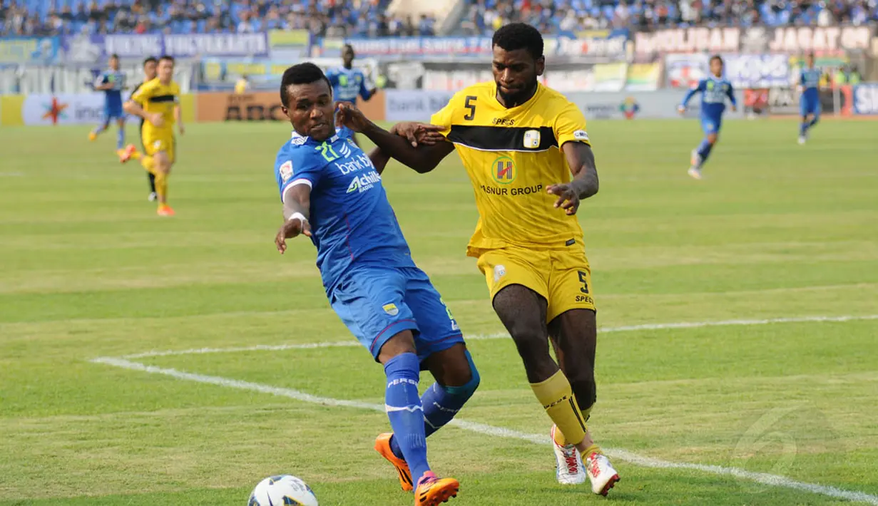 Pemain depan Persib Bandung, Djibril Coulibaly (kiri) harus mendapat dorongan dari bek Barito Putera, Abanda Herman, saat berlaga di Stadion Si Jalak Harupat, (10/6/2014). (Liputan6.com/Helmi Fithriansyah)
