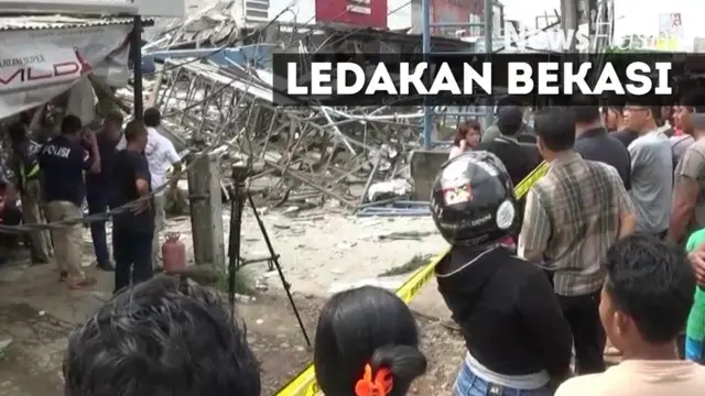 Polisi kembali melakukan olah tempat kejadian perkara (TKP) ledakan di restoran cepat saji Pizza Hut Delivery, Pondok Melati, Bekasi. Restoran itu meledak pada Minggu 23 Oktober pagi.