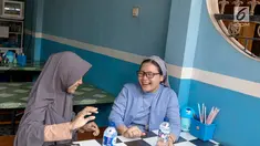 Suster Edita SFIC (39) dan Ela Fauziah (22) merupakan mahasiswi jurusan kebidanan di salah satu sekolah tinggi di kawasan Lenteng Agung, Jakarta. (Liputan6.com/Immanuel Antonius)