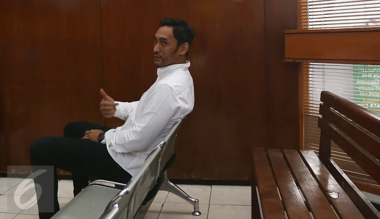 Aktor Restu Sinaga menunggu di ruang sidang Pengadilan Negeri Jakarta Selatan, Selasa (20/12). Majelis Hakim akan membacakan putusan dari perkara narkotika yang menjerat Restu Sinaga. (Liputan6.com/Herman Zakharia)
