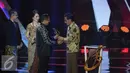 Menteri Perindustrian Saleh Husin memberikan piala penghargaan kepada Perwakilan PT Sido Muncul Irwan kategori Peduli Lingkungan.dalam ajang Liputan6 Awards 2016 di Studio 6 Emtek City, Jakarta, Kamis (26/5/2016). (Liputan6.com/Herman Zakharia)