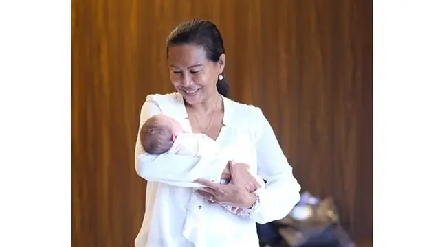Jarang Tersorot, Ini 6 Potret Latiffa Suhdi Ibunda Hamish Daud