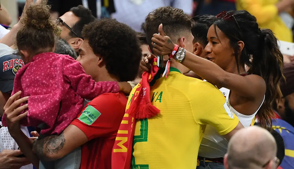 Bek Belgia, Thomas Meunie (kanan) merayakan kemenangan dengan pacarnya setelah mengalahkan Brasil pada laga perempat final Piala Dunia 2018 di Stadion Kazan Arena, Jumat (6/7). Belgia sukses memulangkan Brasil dengan skor  2-0. (AFP/Jewel SAMAD)