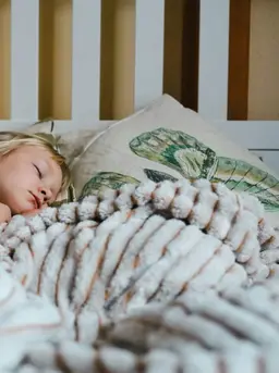 Ngompol adalah hal wajar pada anak kecil, tapi jika berlangsung terlalu lama, bisa jadi tanda perlu perhatian khusus. (Foto: Richard Stachmann/Unsplash)