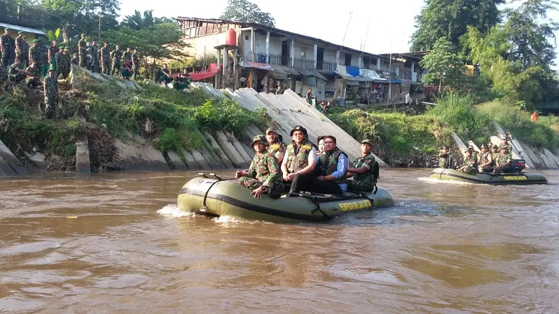 Ahok Susuri Sungai Ciliwung