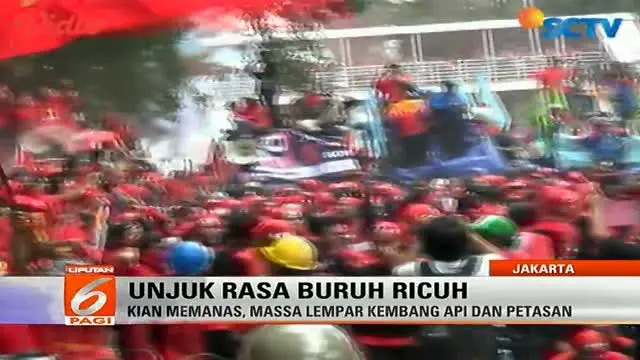 Unjuk rasa di Jakarta, buruh membakar petasan dan kembang api. Bahkan, karangan bunga Ahok Djarot juga jadi sasaran.