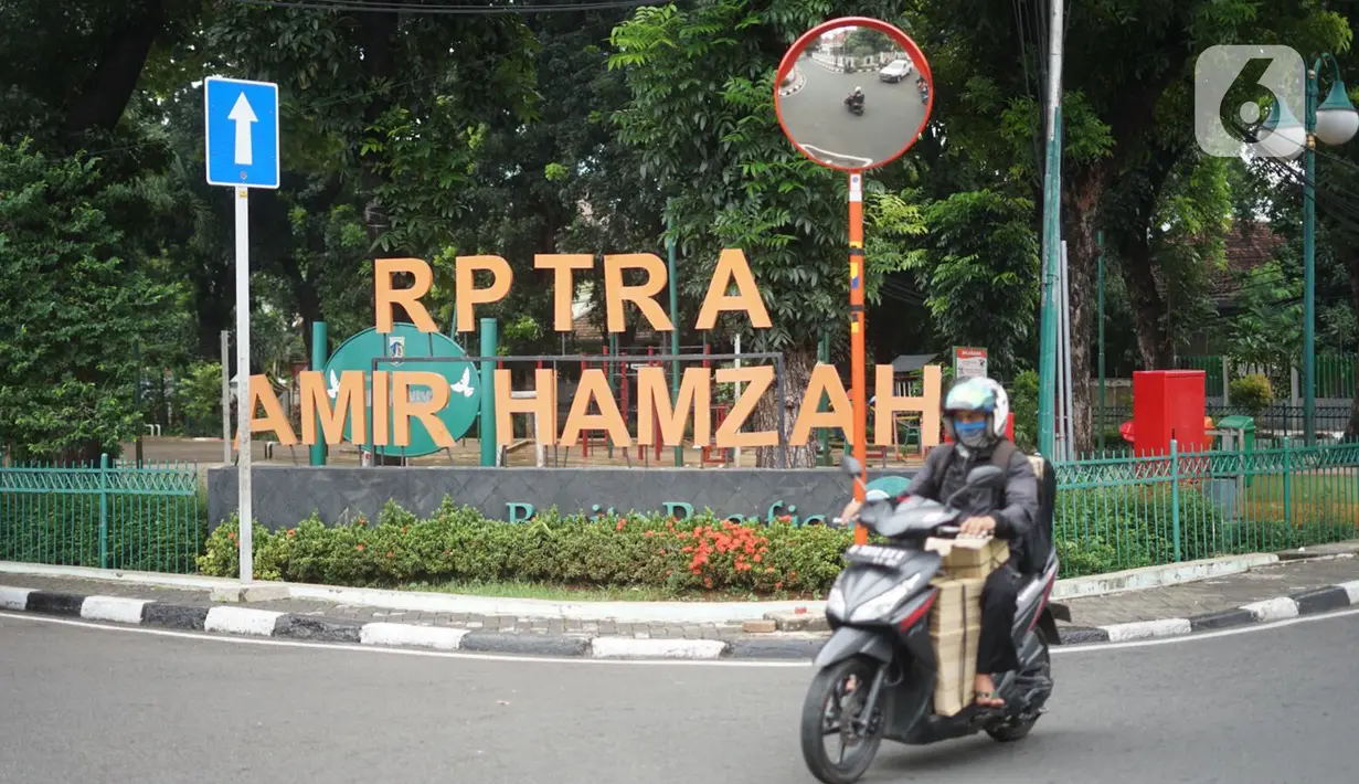 Pengendara melintasi Ruang Publik Terpadu Ramah Anak (RPTRA) Amir Hamzah yang ditutup di kawasan Menteng, Jakarta, Selasa (21/4/2020). Pemerintah Provinsi (Pemprov) DKI Jakarta menutup RPTRA di masa penerapan Pembatasan Sosial Berskala Besar (PSBB). (Liputan6.com/Immanuel Antonius)