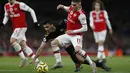 Gelandang Manchester City, Rodri, berebut bola dengan gelandang Arsenal, Lucas Torreira, pada laga Premier League di Stadion Emirates, London, Minggu (15/12). Arsenal kalah 0-3 dari City. (AFP/Ian Kington)