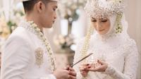 Citra Kirana jadi salah satu artis yang mengenakan busana adat sunda hijab saat menikah. Ketika akad ia mengenakan kebaya putih yang memiliki detail mantik-manik dipadukan kain lilit batik didominasi warna putih dan cokelat. Ia pun lengkap mengenakan siger di atas kerudung putihnya. @citraciki