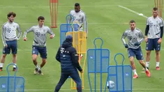Suasana saat para pemain Bayern Munchen menjalani sesi latihan di Munich, Jerman, Selasa (5/5/2020). Bundesliga direncanakan kembali bergulir setelah otoritas setempat mulai melonggarkan lockdown untuk pencegahan penyebaran COVID-19. (Christof STACHE/AFP)