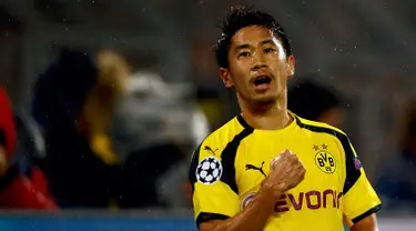 Gelandang Dortmund, Shinji Kagawa melakukan selebrasi usai mencetak gol ke gawang Legia Warszawa di Grup F Liga Champiosn di Signal Iduna Park, Jerman (23/11). Kagawa mencetak dua gol dalam kemenangan Dortmund 8-4 atas Legia. (REUTERS/Wolfgang Rattay)