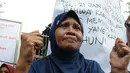 Warga saat mengelar aksi mengikat tangannya dengan rantai di kawasan sungai bambu, Jakarta Utara, Rabu (3/2). Dalam aksi mereka menolak pengosongan rumah negara secara paksa terhadap 6 rumah negara. (Liputan6.com/Helmi Afandi)