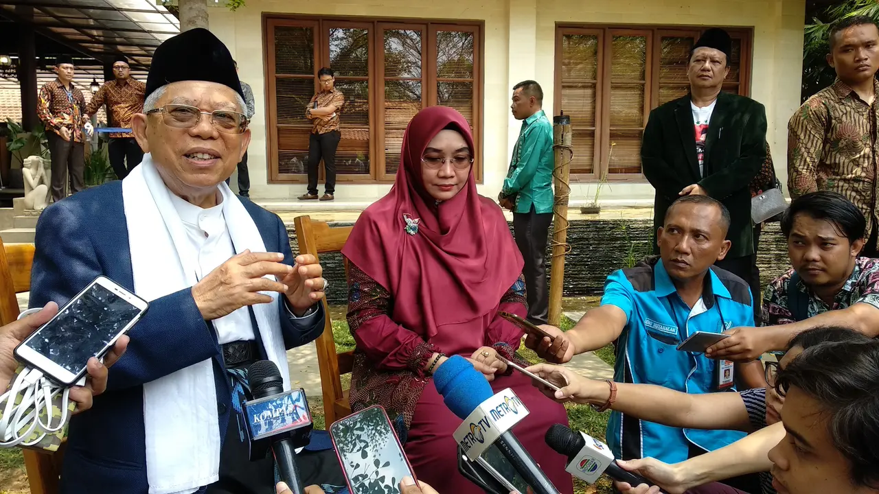 Calon Wakil Presiden Nomor Urut 01, Ma'ruf Amin Bersama Istri Wury Estu Handayani Saat Diwawancarai Sejumlah Wartawan. (Foto: Putu Merta Surya Putra/Liputan6.com)