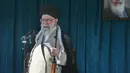 Pemimpin tertinggi Iran Ayatollah Ali Khamenei membawa senapan saat menyampaikan kutbah Idul Fitri di Imam Khomeini Mausoleum, Teheran, Rabu (5/6/2019). Khamenei mengecam Bahrain yang bersedia menjadi tuan rumah untuk menyosialisasikan Deal of the Century. (HO/Iranian Supreme Leader's Website/AFP)