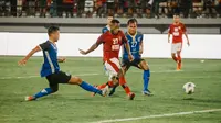 Gelandang Bali United, Privat Mbarga, di tengah kepungan pemain Visakha dalam laga Grup G Piala AFC 2022 di Stadion Kapten I Wayan Dipta, Gianyar, Senin (27/6/2022). Bali United kalah 2-4 dari klub Kamboja tersebut. (Dok. Media Bali United)