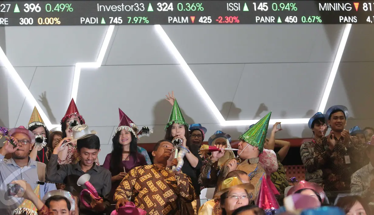 Pegawai mengenakan topi dan meniupkan trompet usai penutupan perdagangan saham tahun 2015 di Bursa Efek Indonesia, Jakarta, Rabu (30/12). Indeks Harga Saham Gabungan (IHSG) pada akhir perdagangan 2015 ditutup hari ini‎. (Liputan6.com/Angga Yuniar)