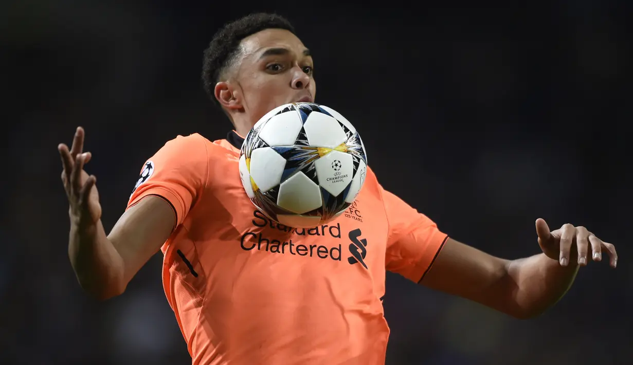 Gelandang Liverpool, Trent Alexander-Arnold mengendalikan bola saat bertandang ke markas FC Porto dalam leg pertama babak 16 besar Liga Champions di Stadion Do Dragao, Kamis (15/2). Liverpool menundukkan Porto dengan skor 5-0. (MIGUEL RIOPA / AFP)