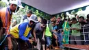 Dimakamkan di TPU Nagrog, Ujung Berung, Rabu (30/3/2016) siang, jenazah Nazmul Irphan diiringi oleh tangisan haru dari para keluarga yang hadir di pemakaman. (Adrian Putra/Bintang.com)