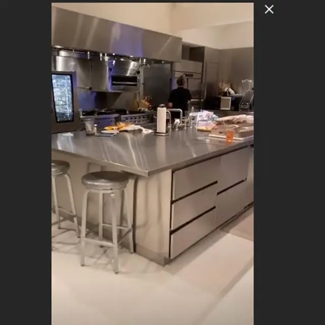 Dituding Fans Kulkasnya Kosong, Ini 6 Potret Mewah Dapur Kim Kardashian