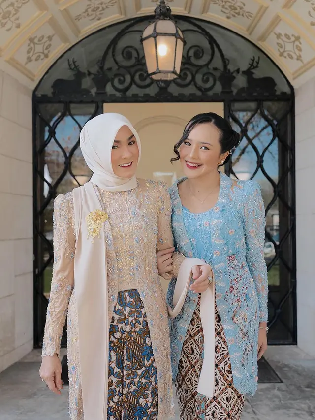 8 Potret Beby Tsabina Lulus dari Western Michigan Univeristy, Menawan dengan Kebaya