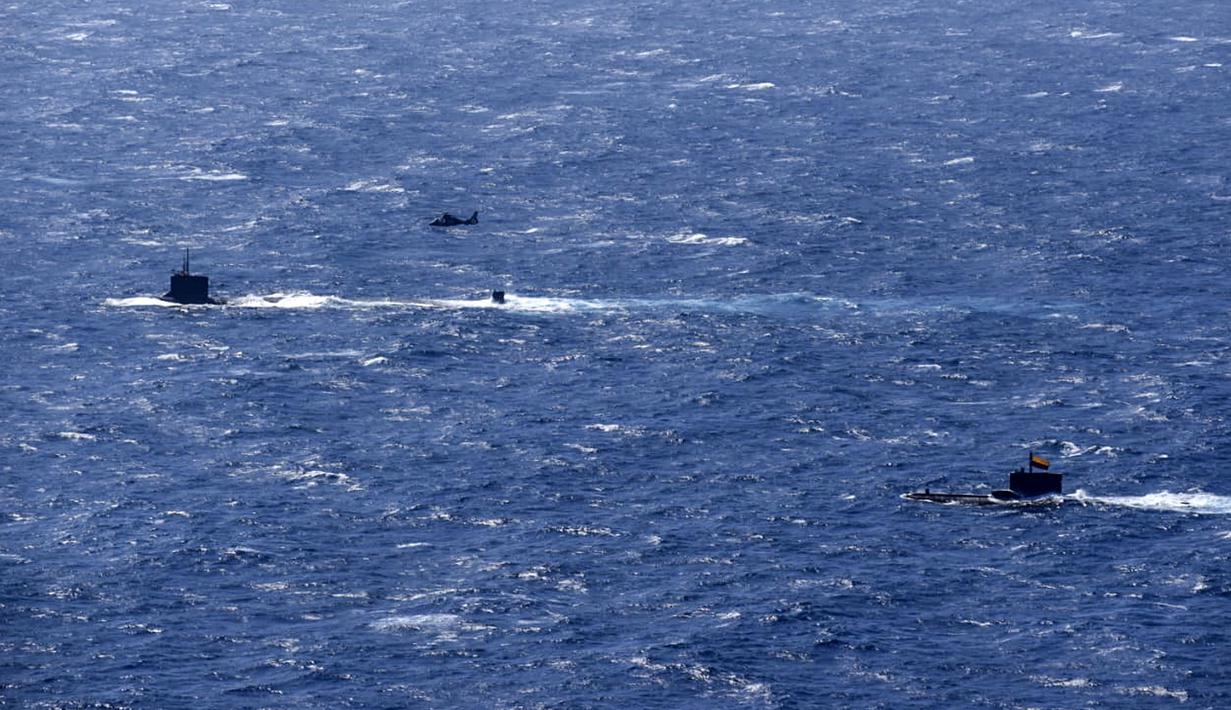 Pemandangan kapal selam Kolombia (kanan) dan kapal selam nuklir AS saat latihan militer 70 mil laut (130 kilometer) di lepas pantai Cartagena, Kolombia, 28 Februari 2022. (PRENSA ARMADA DE COLOMBIA/Colombian National Navy/AFP)