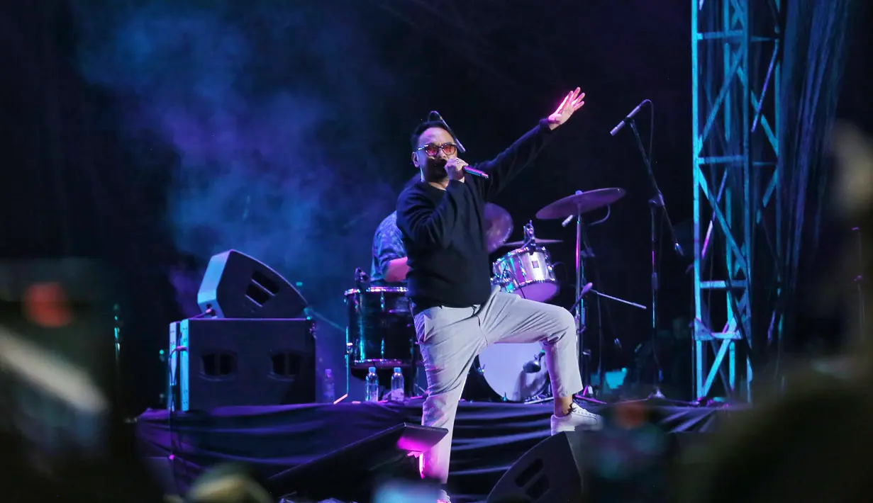 Penampilan Romeo di The 90's Festival 2024, Minggu (11/8). [Foto: Adrian Putra/Fimela]