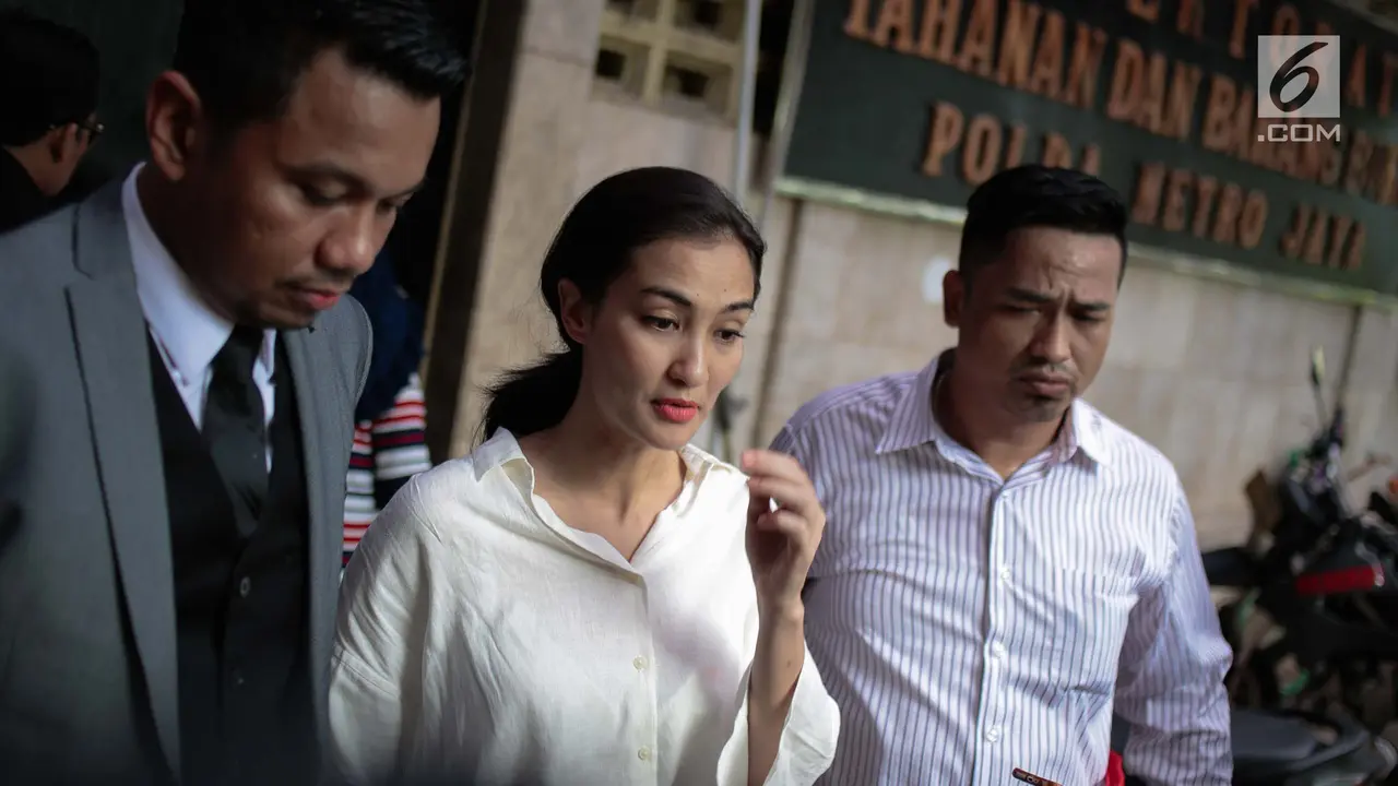 Atiqah Hasiholan Jenguk Ratna Sarumpaet di Tahanan Polda Metro Jaya