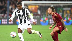 Bek Juventus asal Prancis Pierre Kalulu (kiri) berebut bola dengan bek Roma asal Spanyol Jose Tasende selama pertandingan sepak bola Seri A Italia AS Roma vs Juventus di Stadion Olimpiade di Roma pada 6 April 2025.Alberto PIZZOLI / AFP