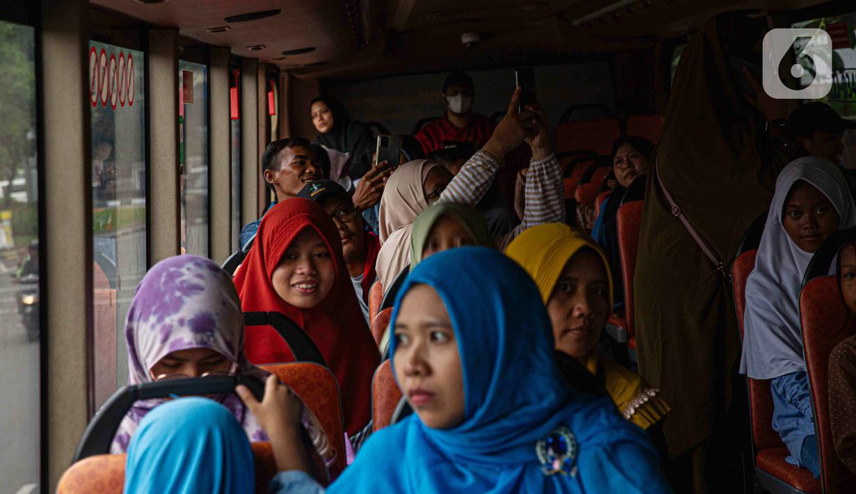 Bus tingkat gratis tersebut menjadi salah satu favorit cara berwisata di Jakarta pada masa liburan akhir tahun seperti ini. (Liputan6.com/Faizal Fanani)