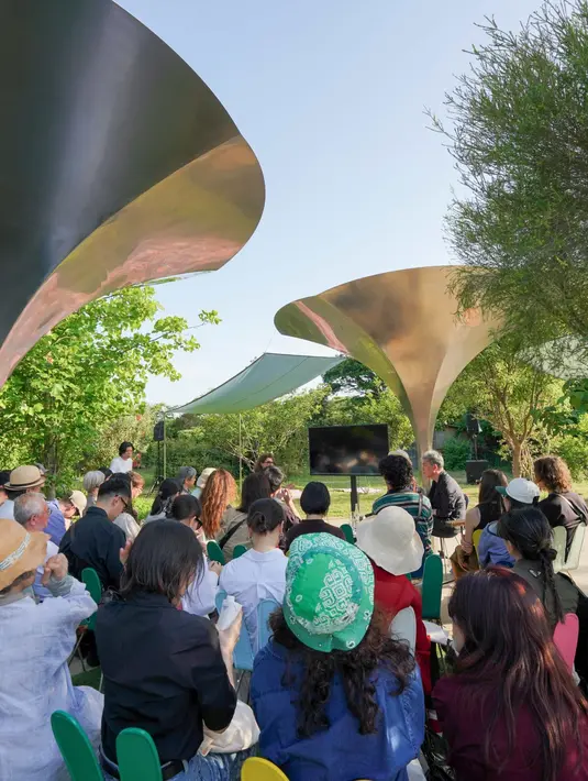 Setelah acara privat, Prada Mode Osaka dibuka untuk publik dari 8 hingga 15 Juni 2025, berlokasi di Umekita Park, taman urban seluas 45.000 meter persegi di jantung kota Osaka. Di sinilah paviliun karya SANAA menjadi pusat kegiatan budaya, lengkap dengan kafe, pusat informasi, dan ruang acara berbentuk kurva yang khas. [Dok/PRADA].