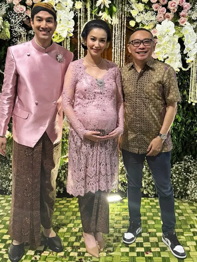 Tujuh Bulanan Kehamilan Pertama Velove Vexia dengan Adat Jawa. [@jusuf_long]