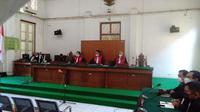 Majelis Hakim Pengadilan Tipikor Makassar menjatuhkan hukuman 2 tahun penjara kepada penyuap Gubernur Sulsel non-aktif Nurdin Abdullah (Liputan6.com/ Eka Hakim)