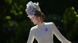 Rosie Tapner mengenakan topi bunga berpose setelah tiba untuk hari pertama acara balap kuda Royal Ascot, di Ascot Racecourse, di Ascot, Inggris, Selasa (14/6/2022). (AP Photo/Alastair Grant)