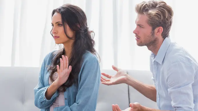 5 Kelakuan Cowok saat Menutupi Kesalahannya