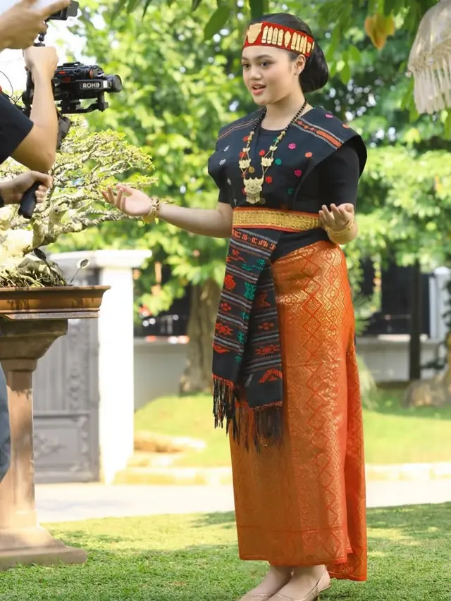 Pesona Amora Lemos Putri Krisdayanti Dibalut Kain Ulos Batak. [@amora_lemos05]