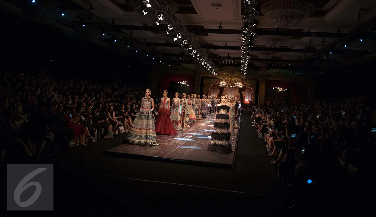 Sejumlah model memperagakan busana koleksi terbaru Sebastian Gunawan dalam peragaan busana di kawasan Senayan, Jakarta, Selasa (29/11). Peragaan bertajuk “La Divina Marchesa” itu terinpirasi dari sosok bangsawan Luisa Casati. (Liputan6.com/Gempur M Surya)