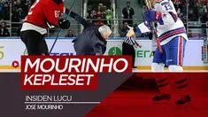 Berita video insiden mantan manajer Manchester United, Jose Mourinho, kepleset di lapangan hoki es sebelum pertandingan dimulai.