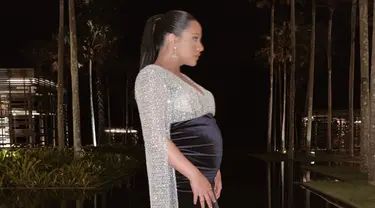 Usai mengumumkan kehamilan pertamanya, Angel Pieters pun membagikan momen saat pamer baby bump. Unggahan Angel Pieters ini pun langsung mencuri perhatian banyak netizen. (Liputan6.com/IG/@angelpieters)